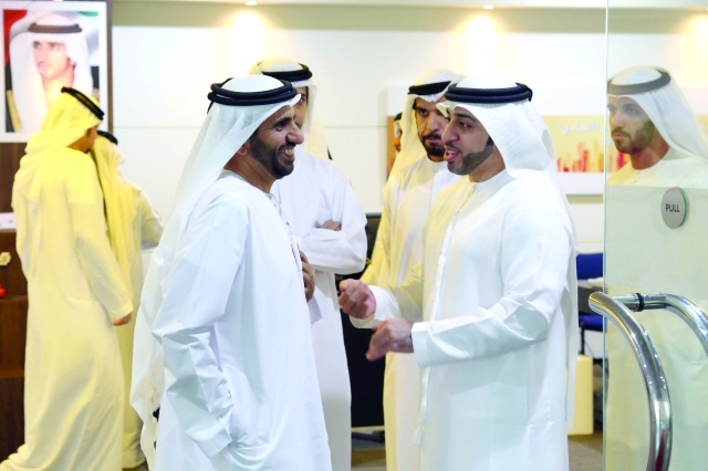 "■ أحمد بن حميدان في حديث مع موظفي مقر التسجيل | تصوير: موهان"