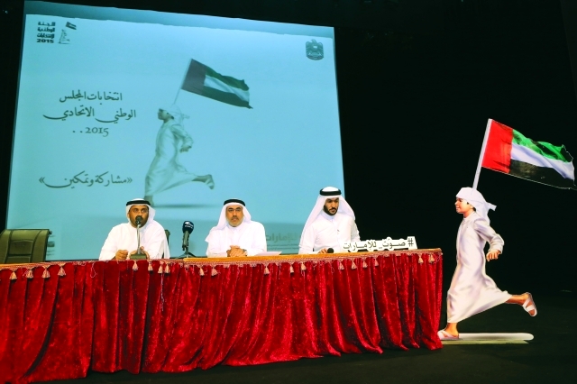 "■ محمد الشامسي وراشد جمعة وضياء سلطان خلال المحاضرة | تصوير غلام كاركر"