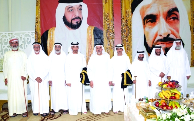 "خليفة بن راشد الشامسي والعريسان وعدد من الشخصيات"