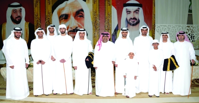 "العريسان وعدد من الأقارب"