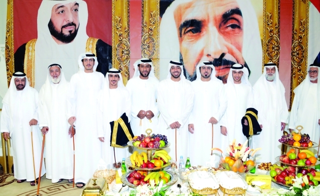 "العريسان وعدد من الأصدقاء"