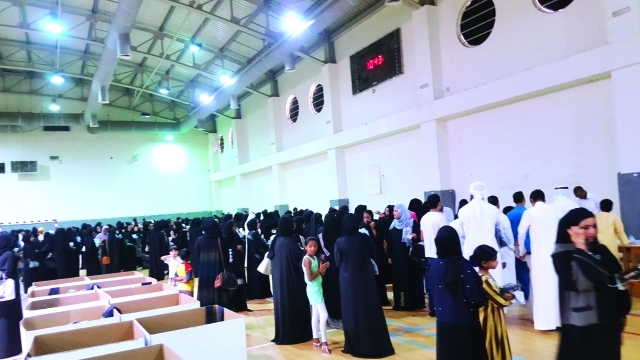 "■ ازدحام على مركز البيع في دبي | البيان"