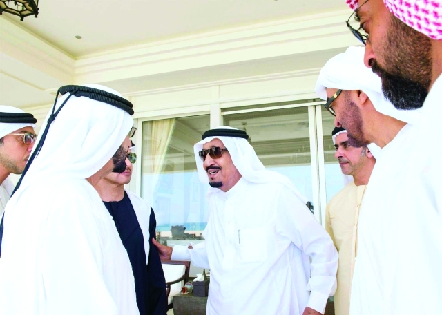 "■ العاهل السعودي في حديث مع محمد بن راشد ومحمد بن زايد بحضور هزاع وسيف وطحنون ومنصور بن زايد"