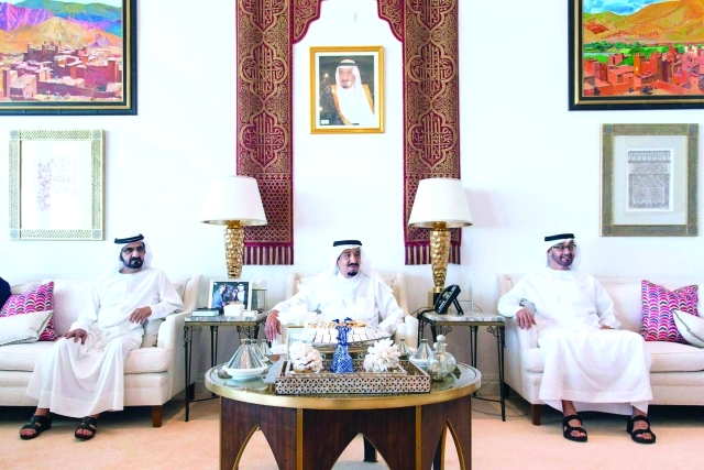 "■ خادم الحرمين الشريفين يتوسط محمد بن راشد ومحمد بن زايد خلال اللقاء | وام"