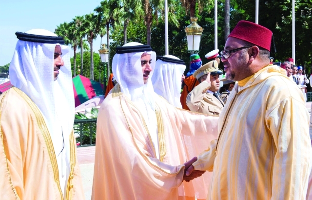 "سيف بن زايد يصافح محمد السادس بحضور حامد بن زايد"