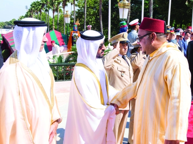 "حمدان بن زايد يصافح محمد السادس بحضور سيف بن زايد | وام"