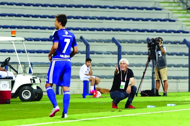 "■ يوفانوفيتش يوجّه اللاعبين"