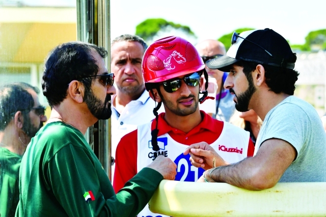 "■ محمد بن راشد وحمدان بن محمد في حديث عن السباق بحضور راشد بن دلموك | تصوير- سيف محمد"