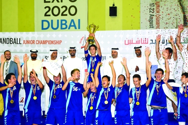 "Ⅶ كبار الحضور يشاركون الفريق الفرنسي فرحته بكأس البطولة بعد التتويج  |  تصوير محمود الخطيب"