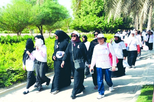 "■ سيدات وفتيات الإمارات يشاركن في المسيرة الاحتفالية بـ\"أم الإمارات\" | البيان"