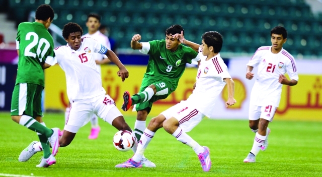 "■ أحمد محمود ومانع عايض يسيطران على الكرة قبل وصولها للاعب السعودية | البيان"
