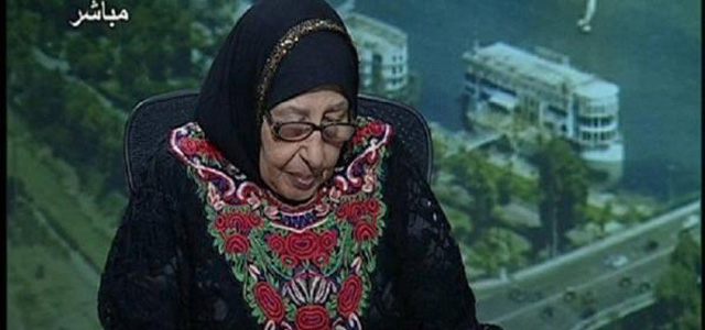 والدة توفيق عكاشة تثير الجدل على مواقع التواصل