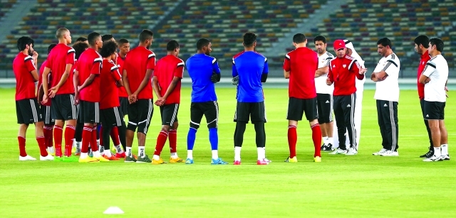 "■ مهدي يتحدث إلى اللاعبين قبل التدريب"