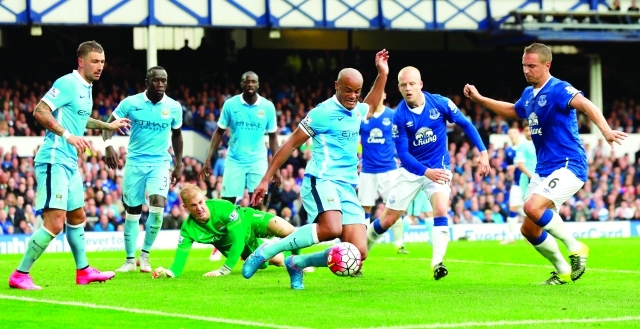 "كومباني يسيطر على الكرة خلال مباراة إيفرتون | أ ف ب"