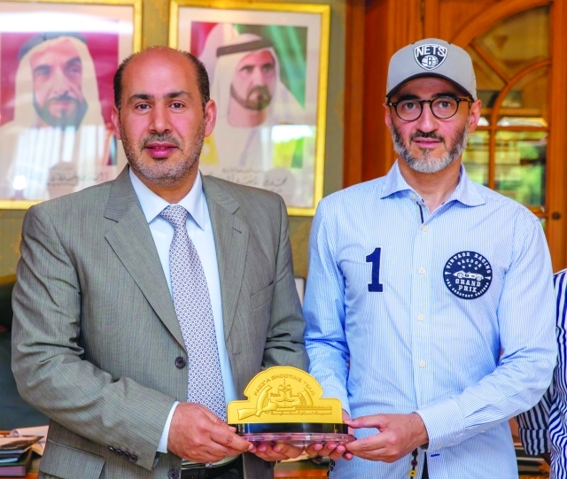 "■ السفير الريسي يتسلم درع فزاع التذكاري"