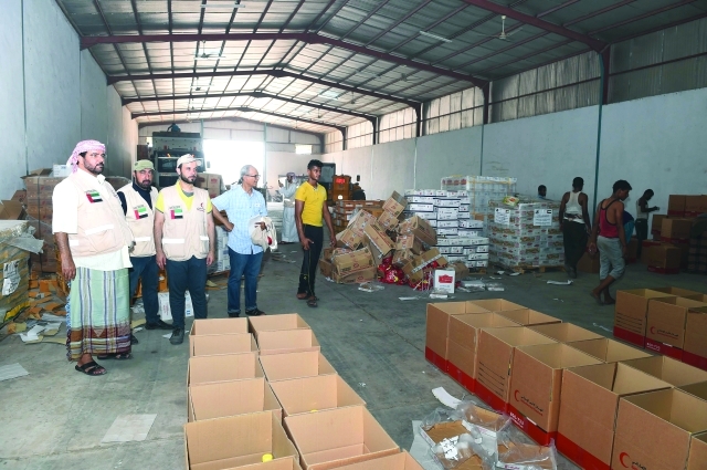 "طرود غذائية من الهلال الأحمر إلى المدنيين | وام"