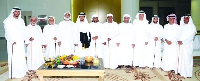 "عدد من المهنئين مع العريس وأشقائه"