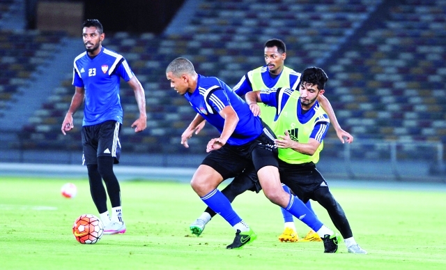 "■ اسماعيل احمد يقود هجمة للمنتخب خلال التقسيمة الودية بالمران | البيان"