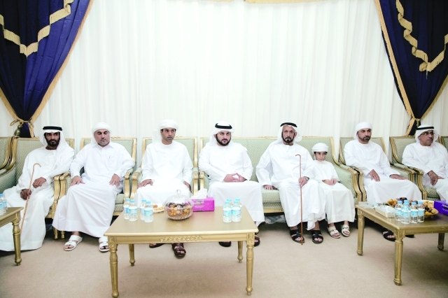 "■ مكتوم بن محمد يعزي أحمد وعلي وطالب بن ظاهر بن حارب المهيري والعائلة | تصوير: خليفة اليوسف"