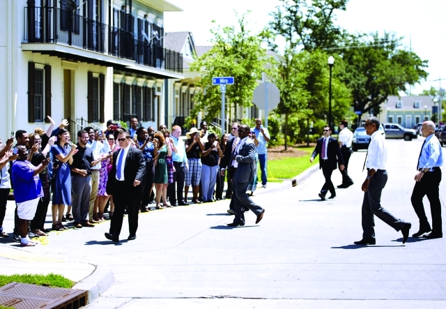 "باراك أوباما خلال جولة في شوارع نيو أورولينز برفقة عمدة المدينة ــ أ.ف.ب"