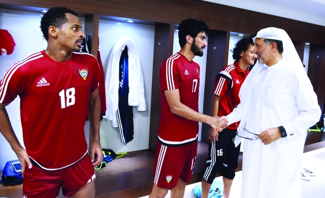 "■ السركال يصافح لاعبي المنتخب | البيان"