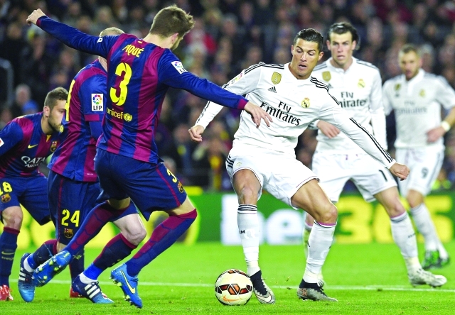 "■ رونالدو خلال مباراة ريال مدريد وبرشلونة في كامب نو | أرشيفية"