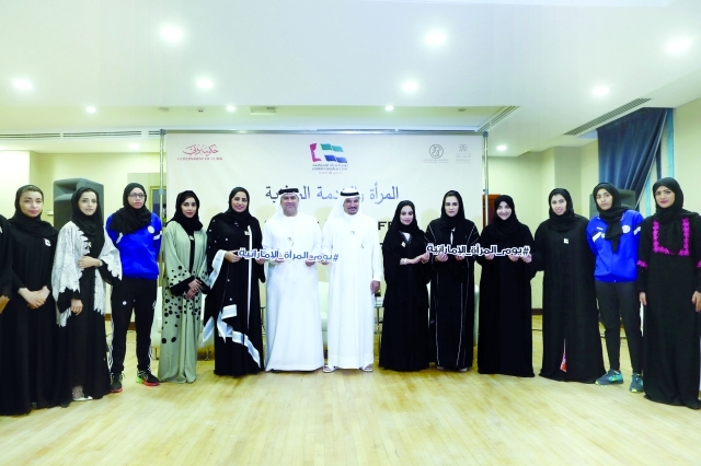 "■ المشاركون في الملتقى ومنتسبات الخدمة الوطنية | تصوير: عماد علاء الدين"