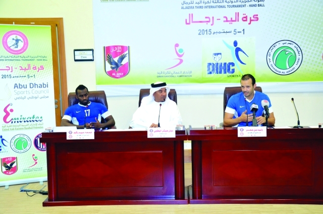 "■ عوض هويشل يتحدث في المؤتمر الصحافي | البيان"