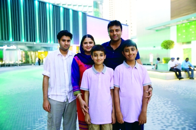 "عائلة نظيم على الشاطئ البيان"