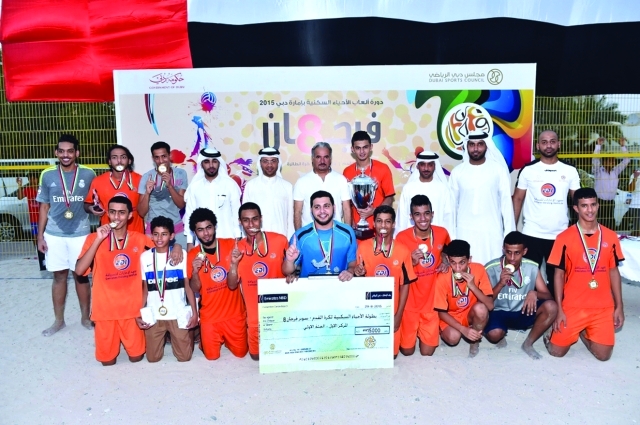 "■ سعيد حارب يتوسط فريق ريال مدريد بطل السوبر | البيان"