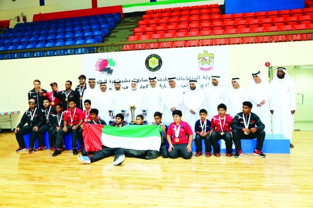 "■ كبار الحضور مع منتخب الطاولة وصيف الخليج | تصوير: غلام كاركر"