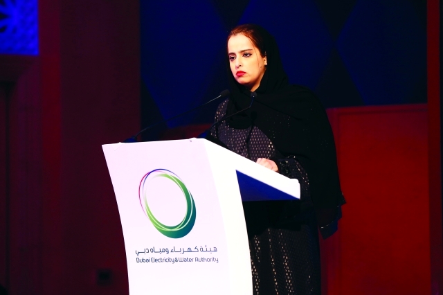 "■ خولة المهيري خلال إلقاء كلمتها في المنتدى"