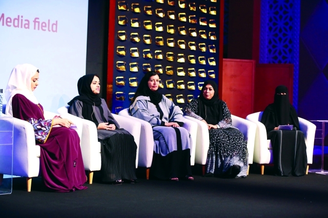 "■ شماء لوتاه وعائشة البوسميط وفضيلة المعيني وشمسة صالح وأمينة الهاشم خلال الحلقة النقاشية"