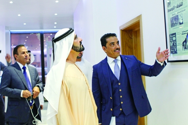 "محمد بن راشد خلال جولته في أروقة الصحيفة يرافقه سلمان الدوسري تصوير - البيان"
