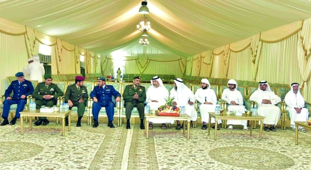 "■ خلال تقديم وفد «الدفاع» واجب العزاء لأسرة الحوسني وام"