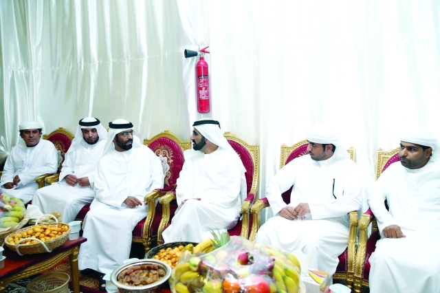 "■ محمد بن راشد خلال تقديمه واجب العزاء لعائلة الكتبي | تصوير - خليفة عيسى"