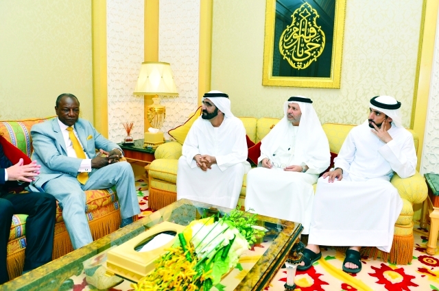 "■ محمد بن راشد متحدثاً إلى ألفا كوندي بحضور حمدان بن محمد وأنور قرقاش"