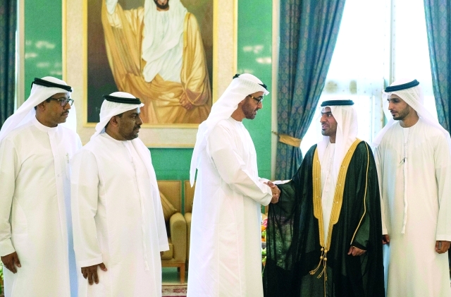 "سموه يقدم التهنئة للعريس"