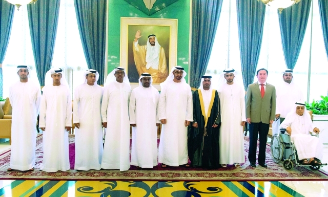 "محمد بن زايد يتوسط العريس وذويه وجانب من الحضور | وام"