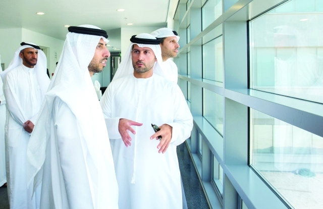 "فارس المزروعي يستمع إلى شرح من محمد الحمادي عن مستجدات العمل بالمشروع بحضور خلدون المبارك  |  من المصدر"