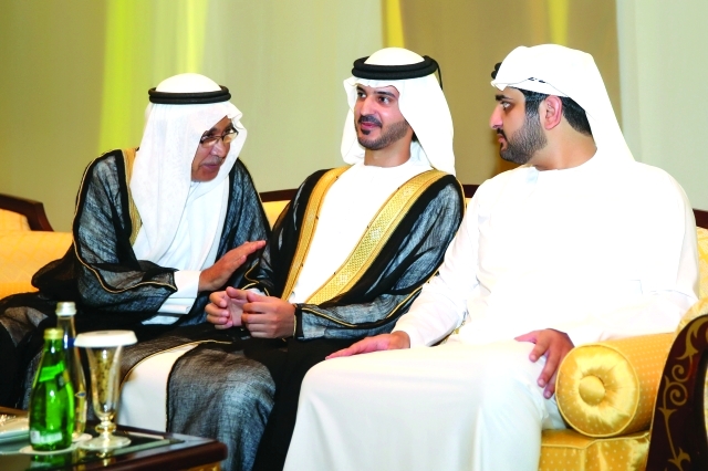 "مكتوم بن محمد في حديث مع العريس وذويه خلال الحفل"