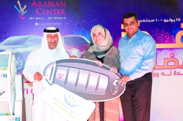 "■ نورا الحلاق تتسلم جائزتها من مركز اربيان سنتر | البيان"