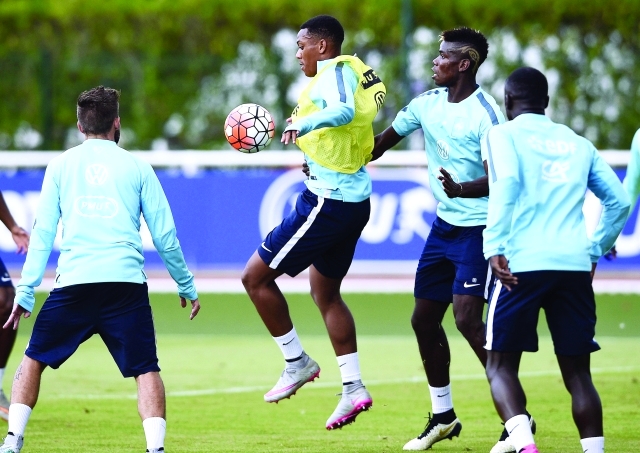 "■ مارسيال خلال تدريبات المنتخب الفرنسي | أ ف ب"