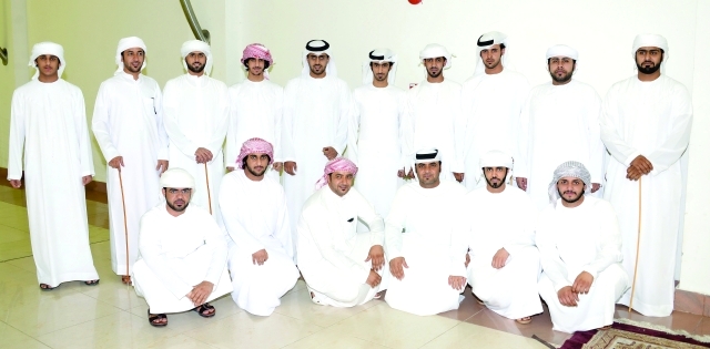 "لفيف من الأصدقاء مع العرسان"