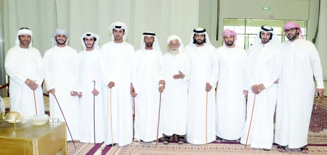 "عدد من الأصدقاء مع العرسان"