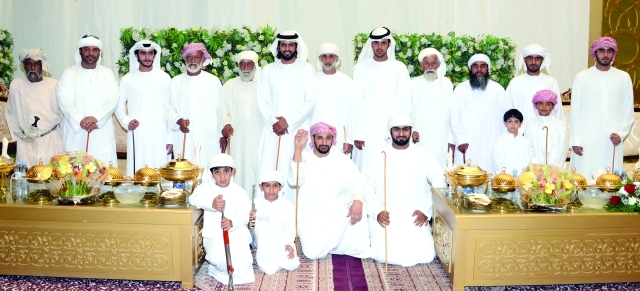 "العرسان مع لفيف من الأهل"