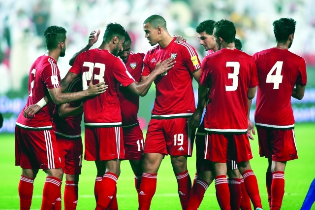 "■ نجوم المنتخب يتبادلون التهنئة بالفوز الكبير | تصوير - مجدي اسكندر"