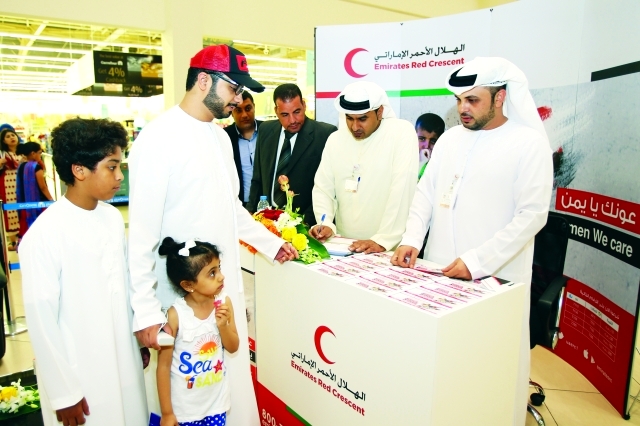 "جانب من المتبرعين في سيتي سنتر عجمان | تصوير: يونس يونس"