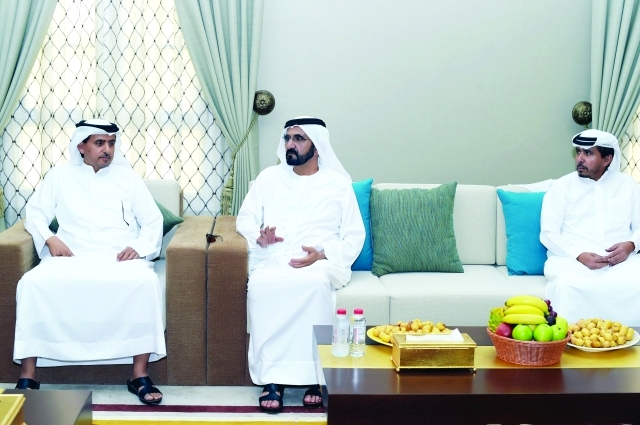 "■ محمد بن راشد خلال تقديمه العزاء إلى علي وعبدالله بالحب العامري | تصوير: خليفة عيسى"
