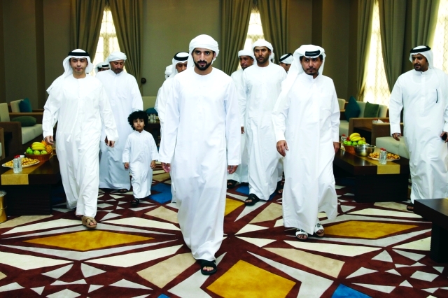 "ولي عهد دبي خلال تقديمه العزاء في وفاة كريمة علي سعيد بالحب العامري"